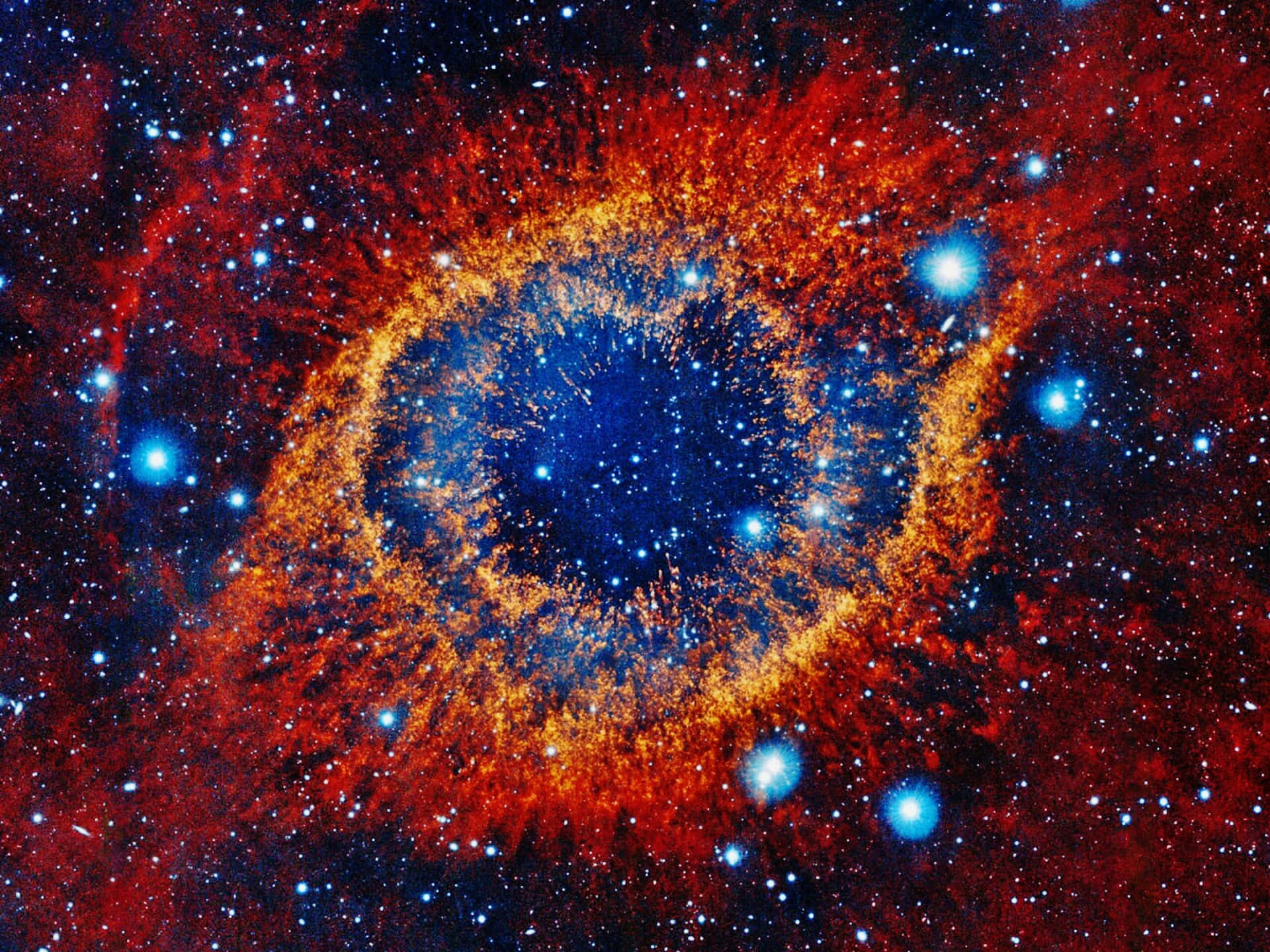 眼睛形狀的星雲，帶有橙色邊緣和藍色中心，被星星環繞。
