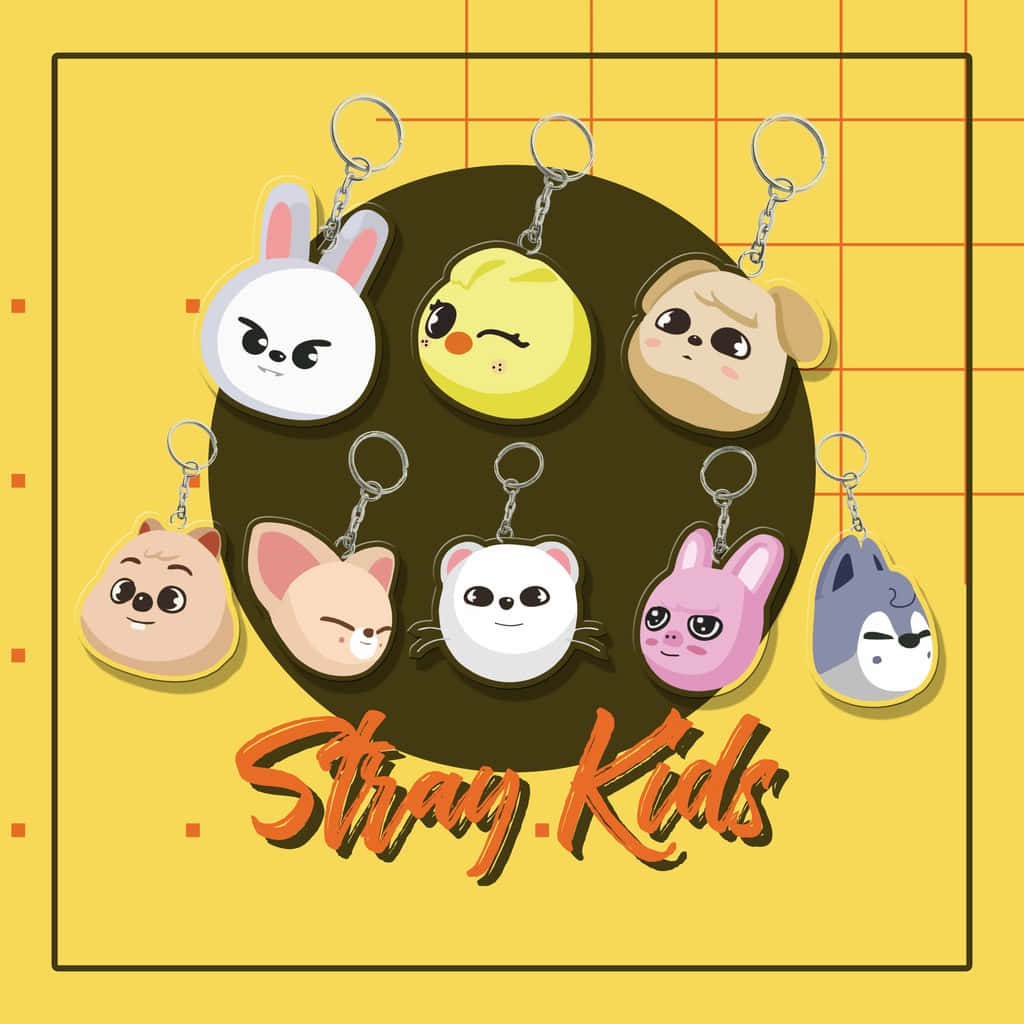 七個帶有Stray Kids品牌的卡通動物鎖匙扣，位於黃色網格背景上。