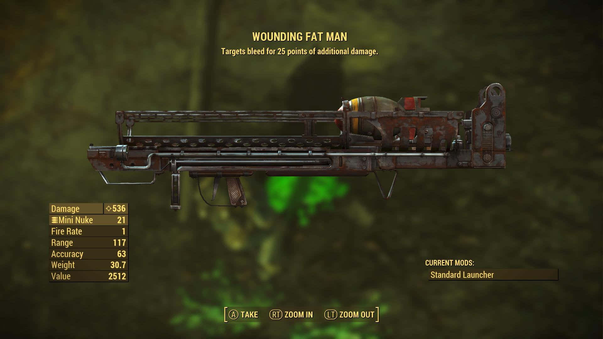 Fallout 4 Fat Man 桌布 壁紙 — 在遊戲介面中，一把帶有發光綠色裝飾的生鏽未來武器，顯示在模糊的森林背景前。