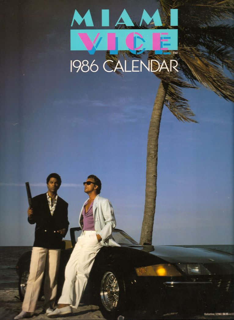 兩名身穿1980年代邁阿密風雲服裝的男子，在海灘上一輛黑色跑車旁擺姿勢。
