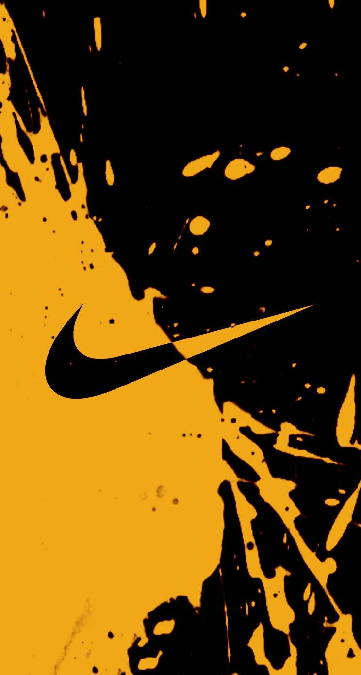 帶有黃黑油漆潑濺設計的Nike標誌。