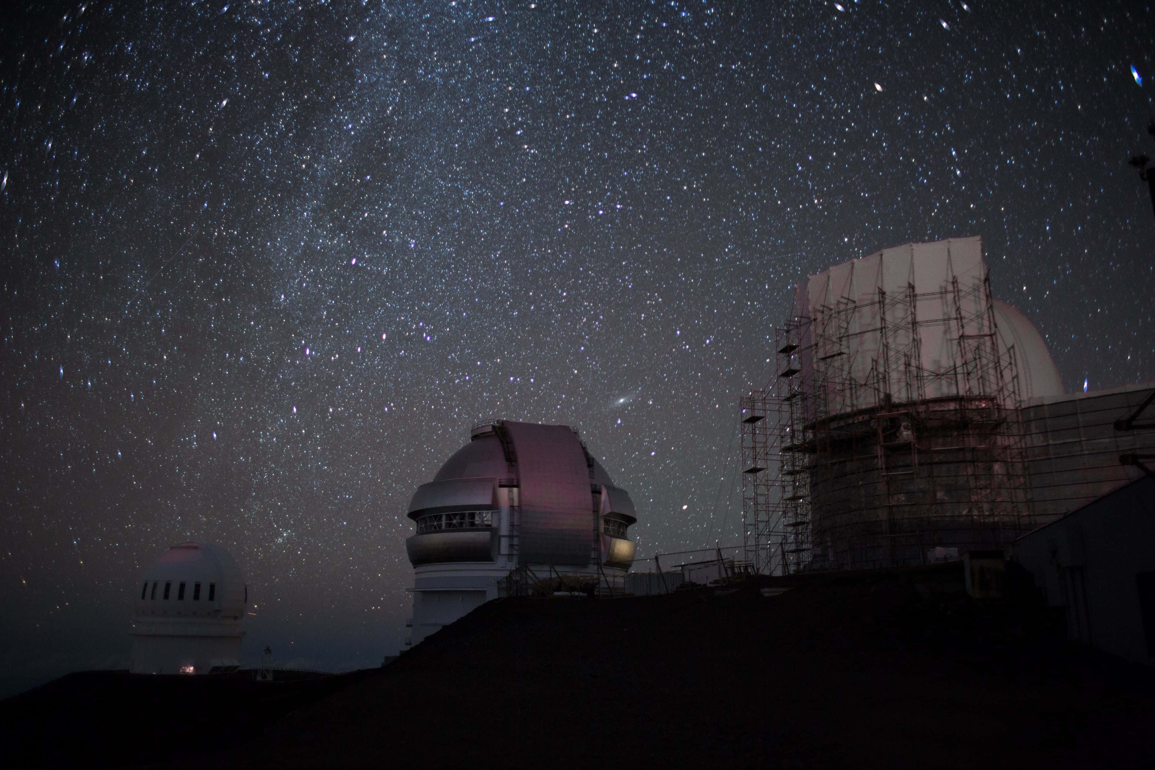 Space Observation 桌布 壁紙 — 在銀河光芒下，帶有腳手架的天文台圓頂上方佈滿星星的夜空。