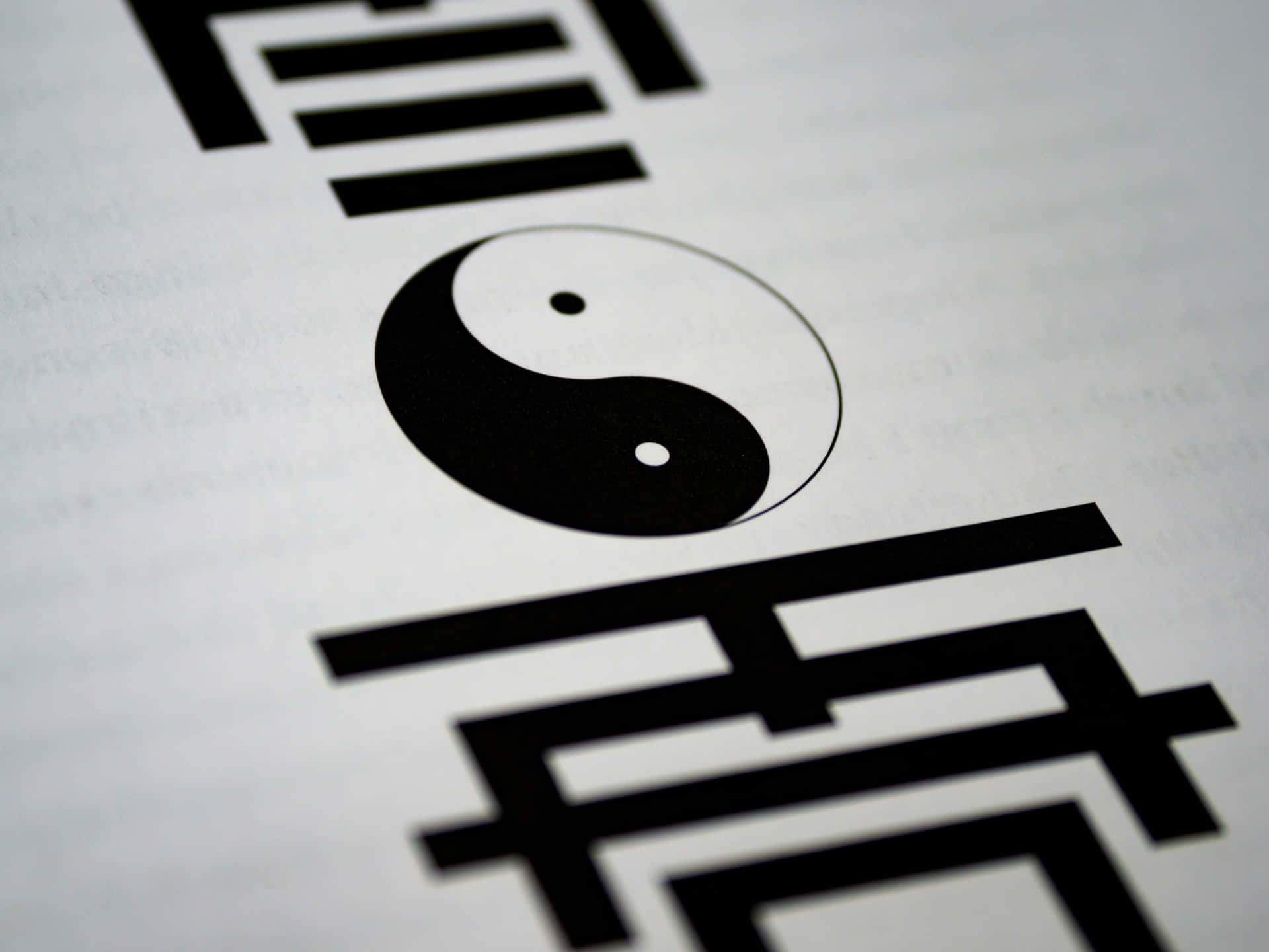 黑白陰陽符號印喺有紋理嘅紙上，帶有幾何形狀。