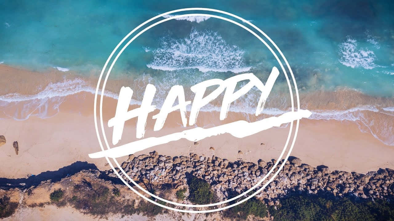 沙灘和海洋上方白色圓形內的Happy文字（從上方觀看）