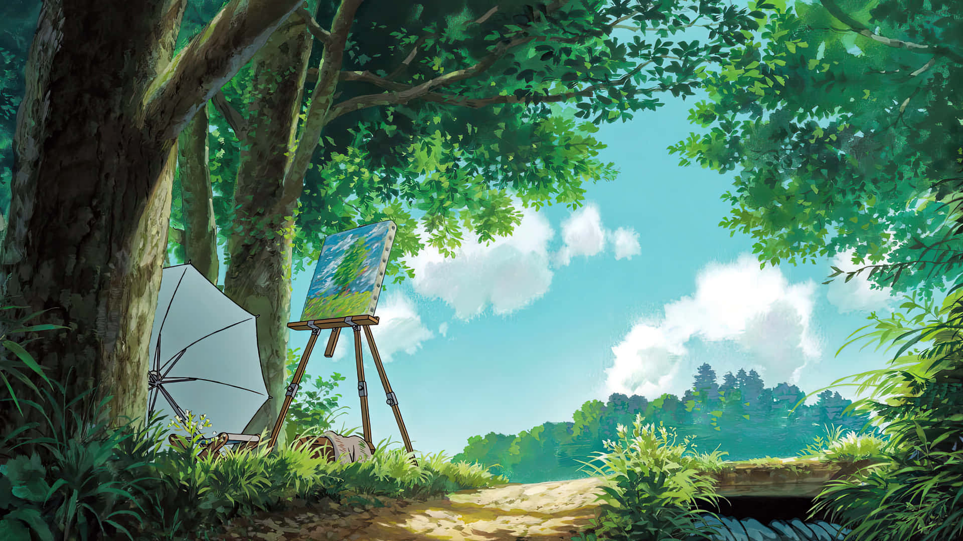 The Wind Rises 桌布 壁紙 — 在陽光明媚的森林空地中，畫家的畫架和雨傘架放在茂密綠樹的樹冠下。