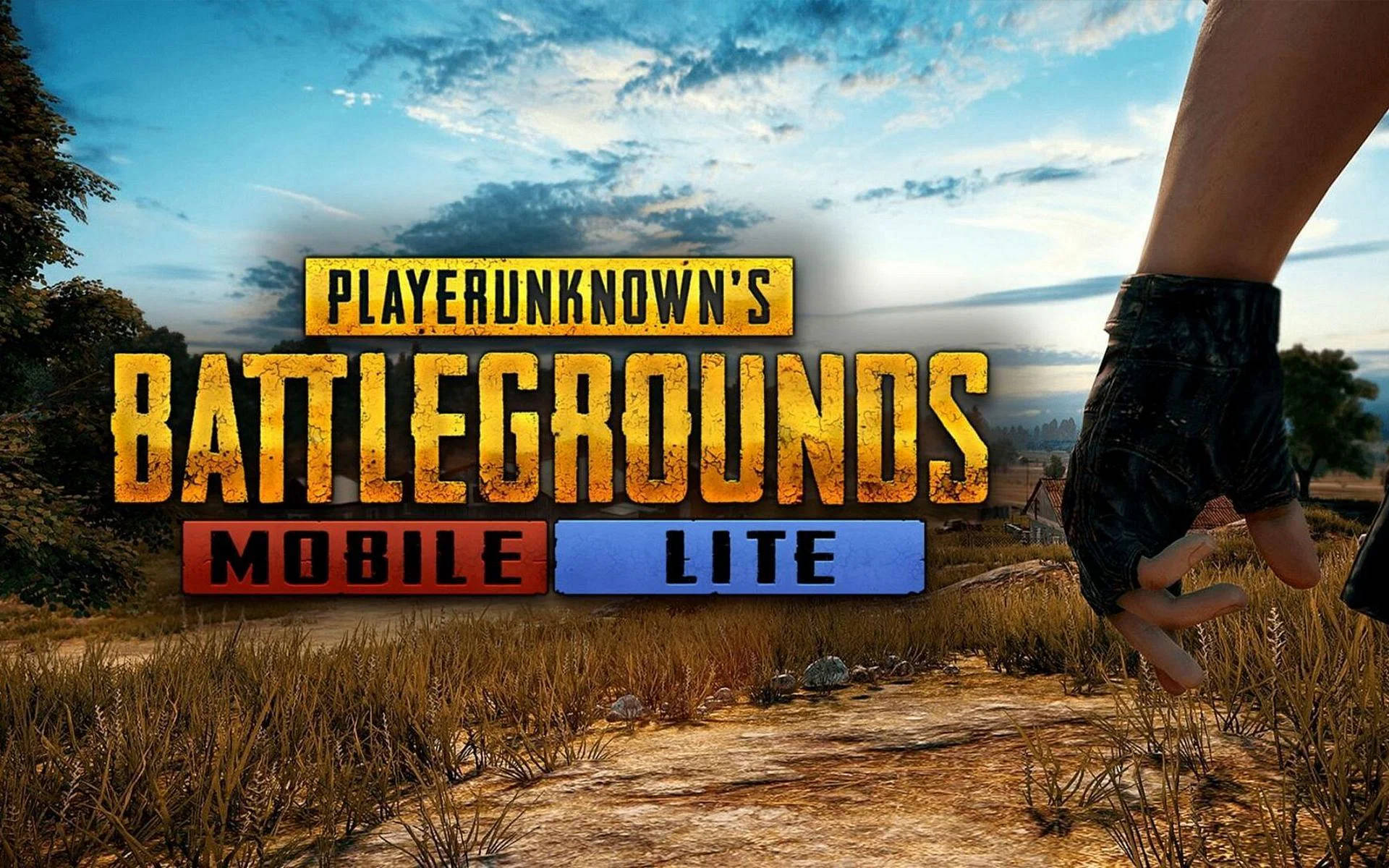 PUBG 桌布 壁紙 — 在陽光明媚的草地上，藍天白雲下，一名玩家的戴手套的手向前伸出，並帶有「PlayerUnknown's Battlegrounds Mobile Lite」標誌。