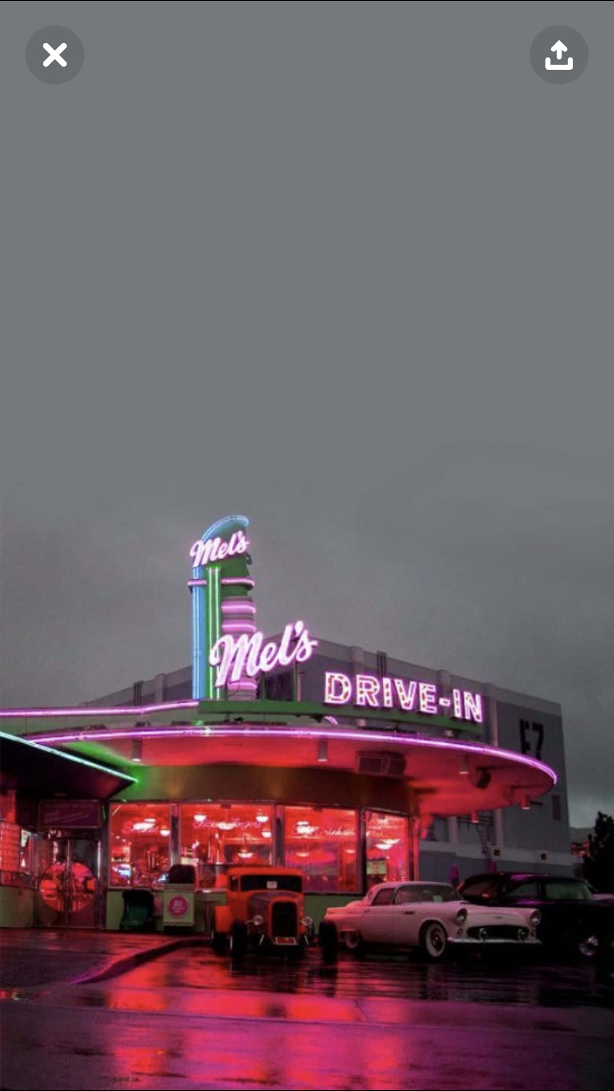 90's Vintage Retro Aesthetic 桌布 壁紙 — 在雨夜天空下，一間復古得來速餐廳閃爍著霓虹燈光，外面停著經典老爺車。
