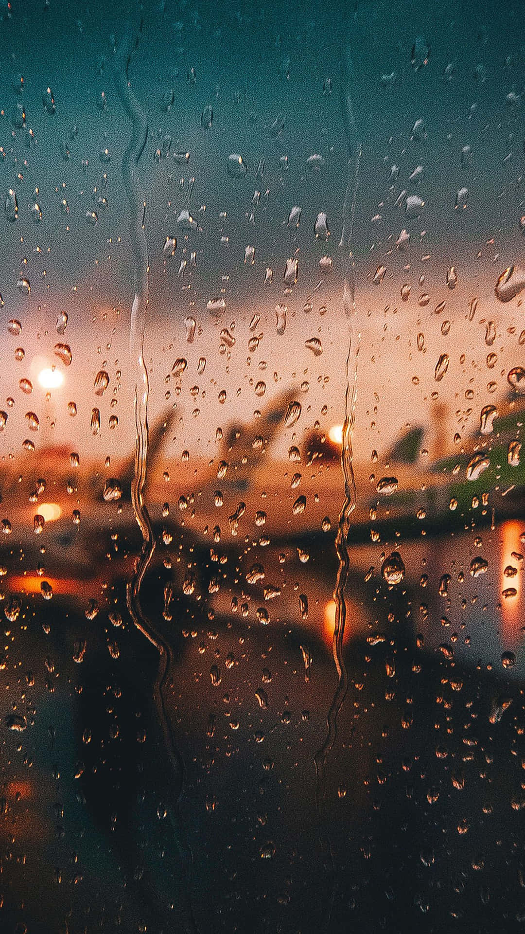 窗戶上的雨滴，模糊的飛機燈光在暮色中閃爍。