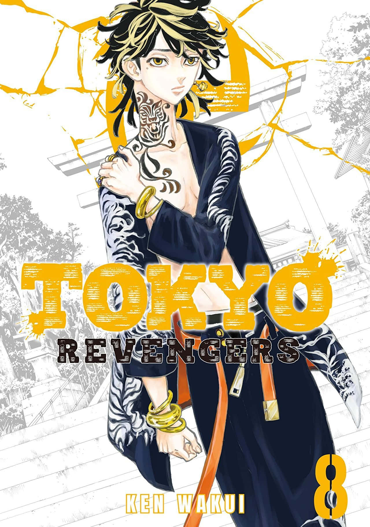 在霓虹閃爍的東京黑道中尋找復仇 壁紙 — 一個風格化的動漫角色，帶有紋身和金色飾品，站在神社前，周圍環繞著大膽的黃色裂縫和漫畫文字。