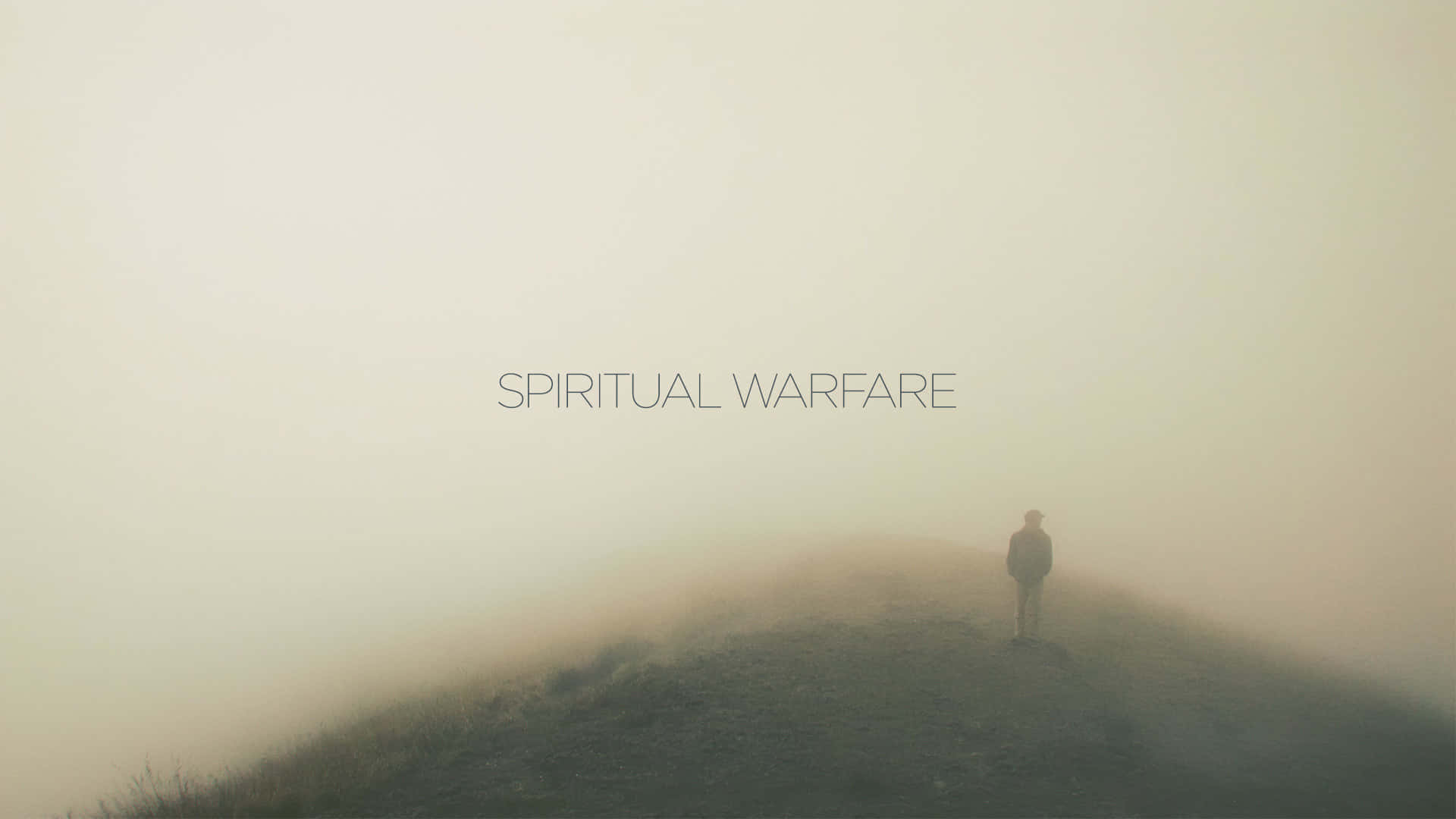 一個孤獨的人站在霧氣籠罩的山丘上，帶有 spiritual warfare 文字