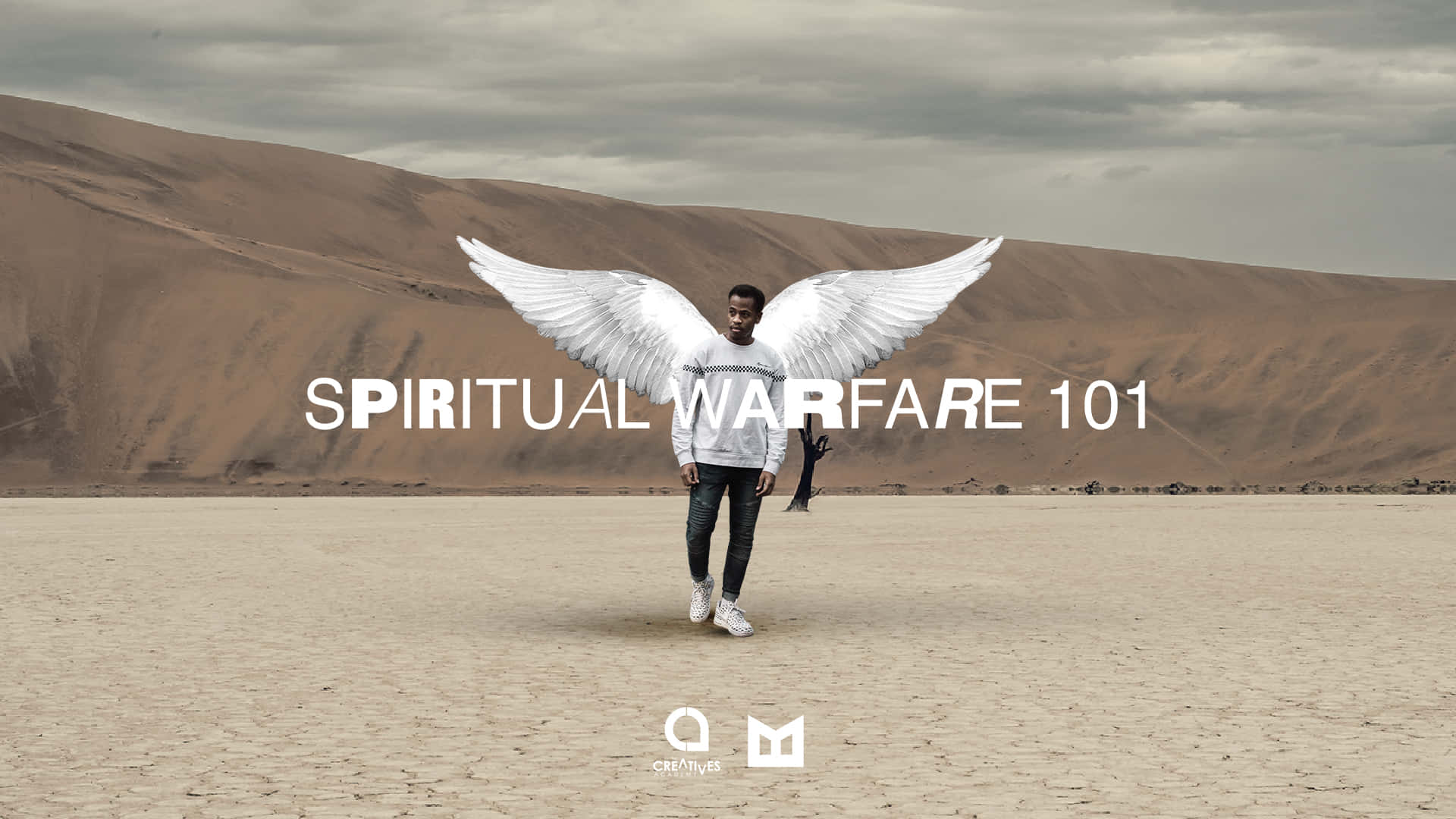 男人帶著天使翅膀在沙漠中行走，附有文字 Spiritual Warfare 101