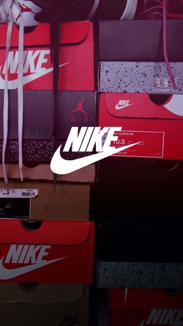 堆疊的Nike運動鞋盒，帶有鞋帶和標誌覆蓋。