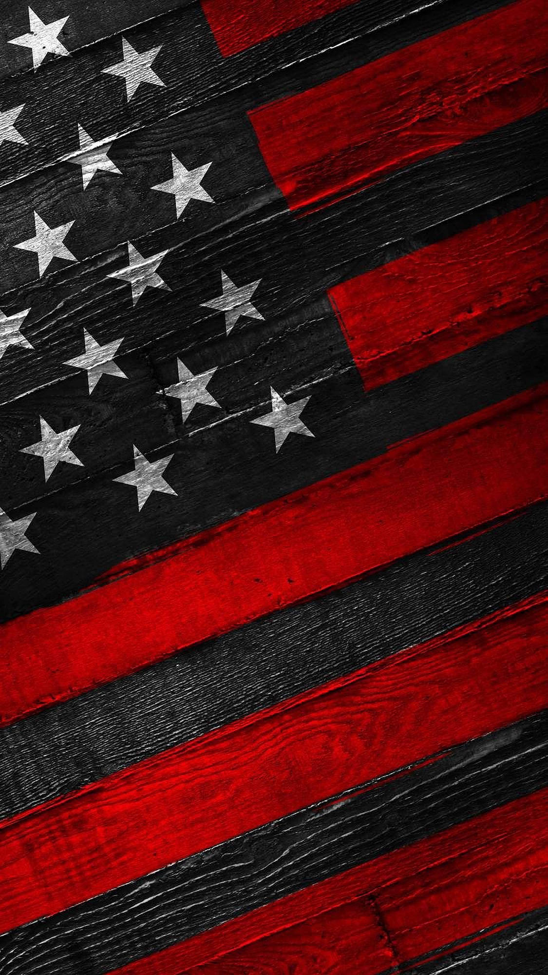 Black American Flag 桌布 壁紙 — 在風化的深色木板上繪製的美國國旗，帶有紅色條紋和白色星星。