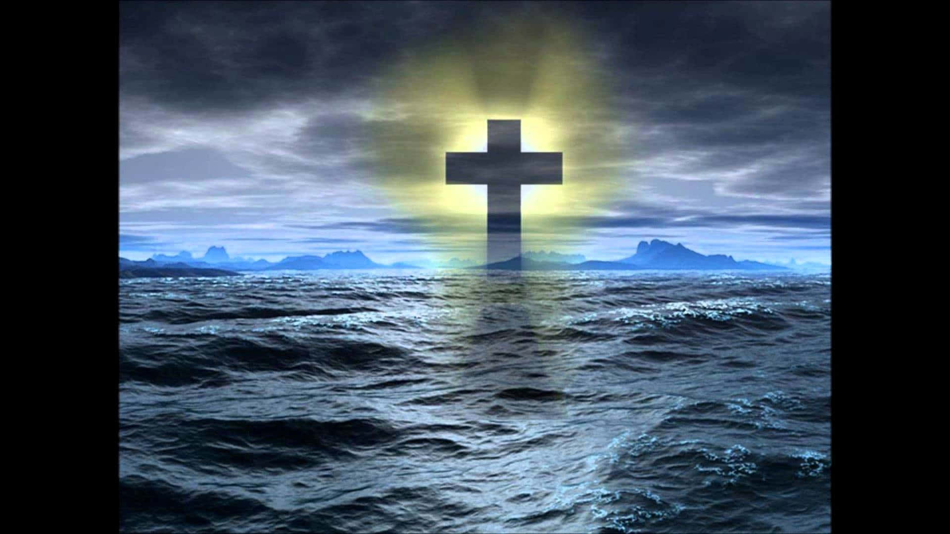 Cool Cross 桌布 壁紙 — 在風暴天空和遠山背景下，發光的十字架從洶湧的海水中升起。