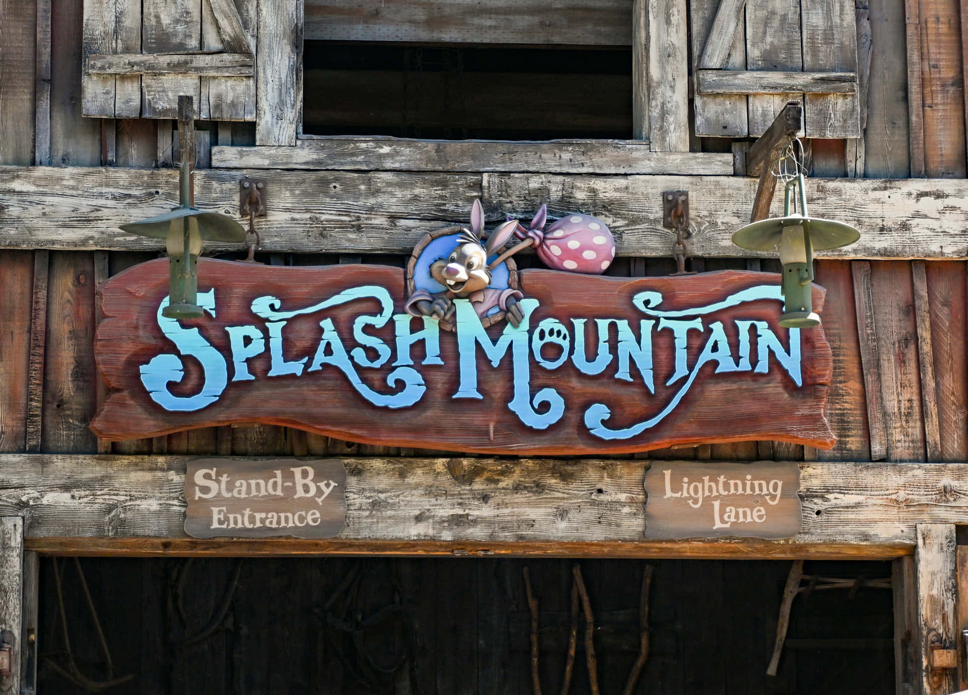 Splash Mountain遊樂設施入口標誌，有卡通兔仔同木製細節。