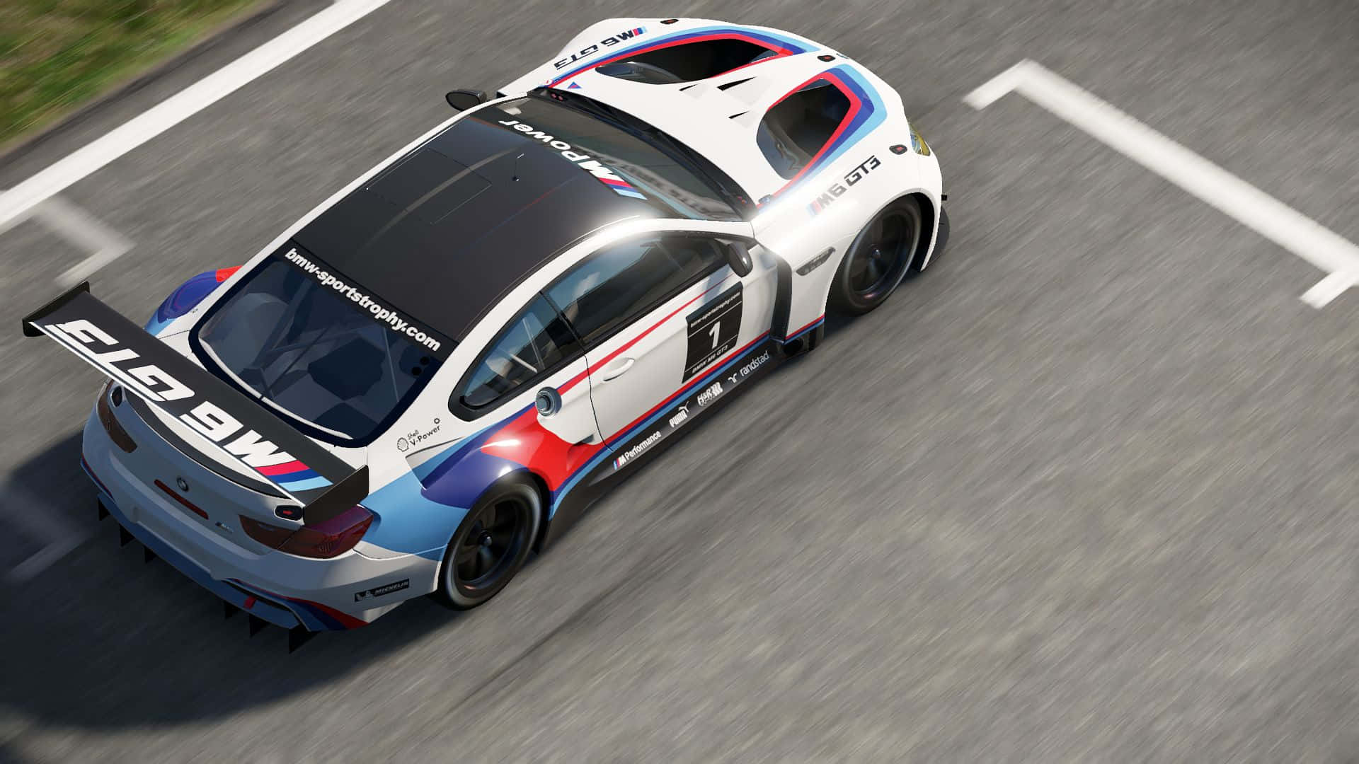 在高畫質下體驗賽車快感：Project Cars 壁紙 — 一架白色、藍色和紅色的BMW M6 GT3賽車從高角度在模糊的瀝青賽道上疾馳。