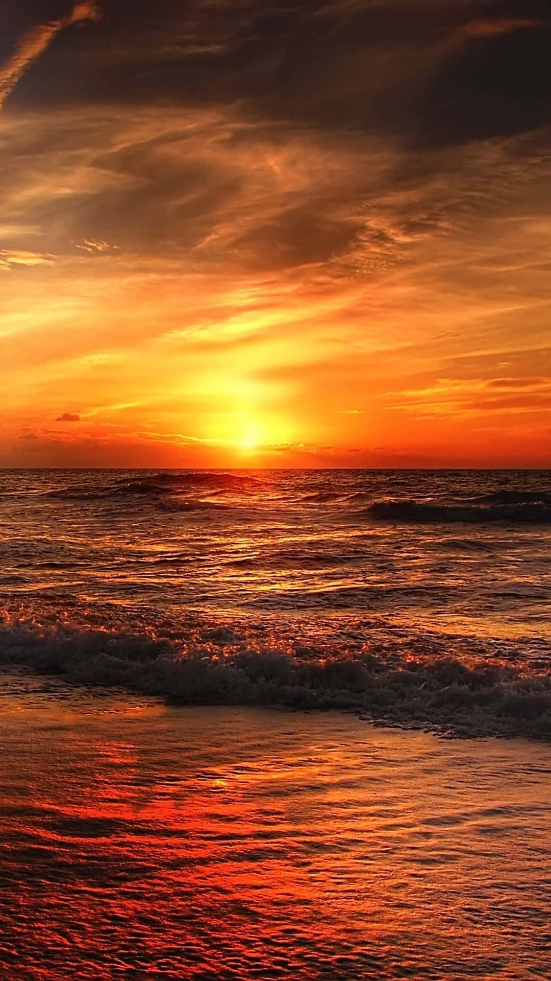 海洋上的日落，海浪拍打海岸