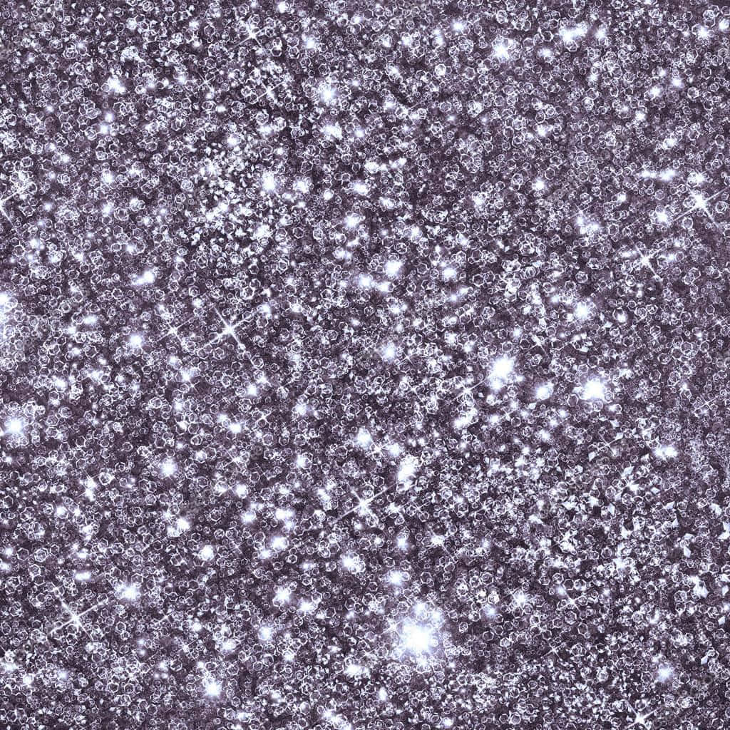 在鮮豔背景上閃耀的銀色亮片 壁紙 — 一片密集嘅閃爍銀色閃粉粒子喺深紫色背景上捕捉光線。