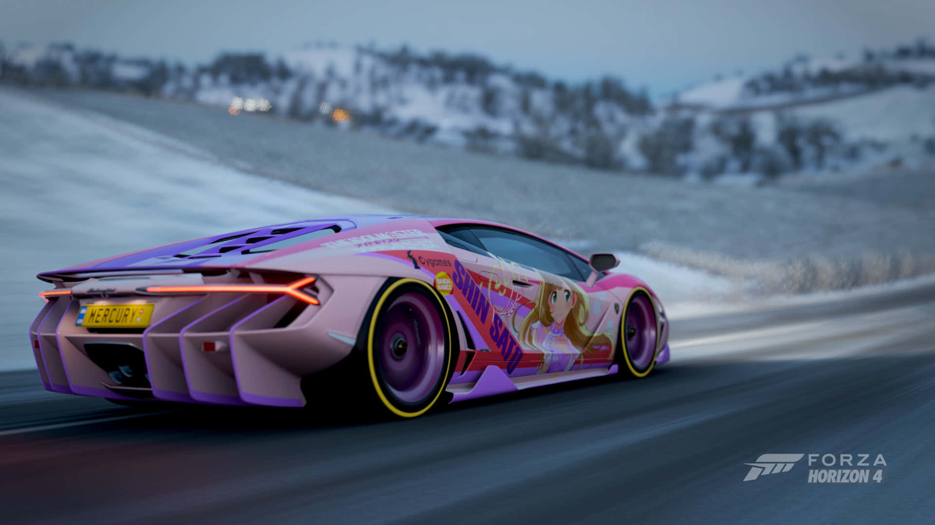 在鮮豔高清畫質中享受《Forza Horizon 4》的刺激賽車 壁紙 — 在《極限競速：地平線4》中，一輛粉紅色動漫主題跑車在黃昏時分的雪山路上飄移。