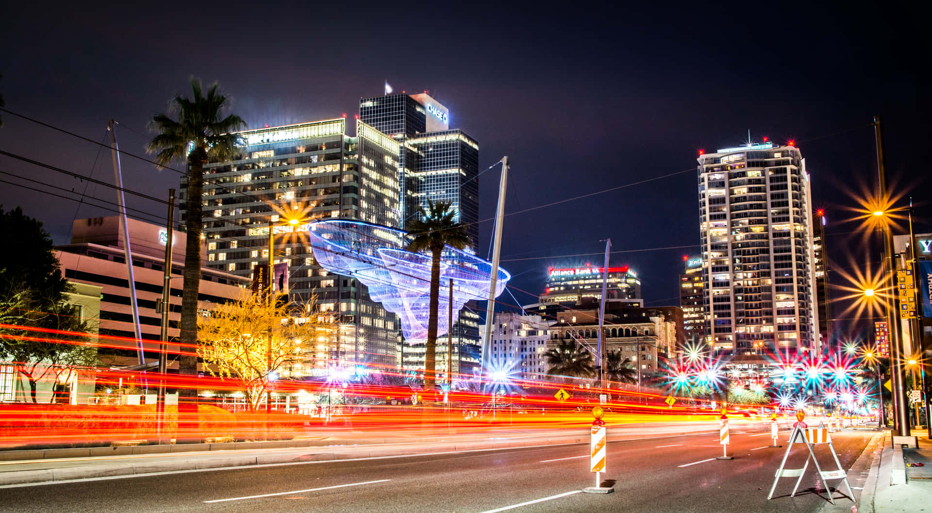 夜晚的城市街道，有發光的建築物和模糊的車燈。