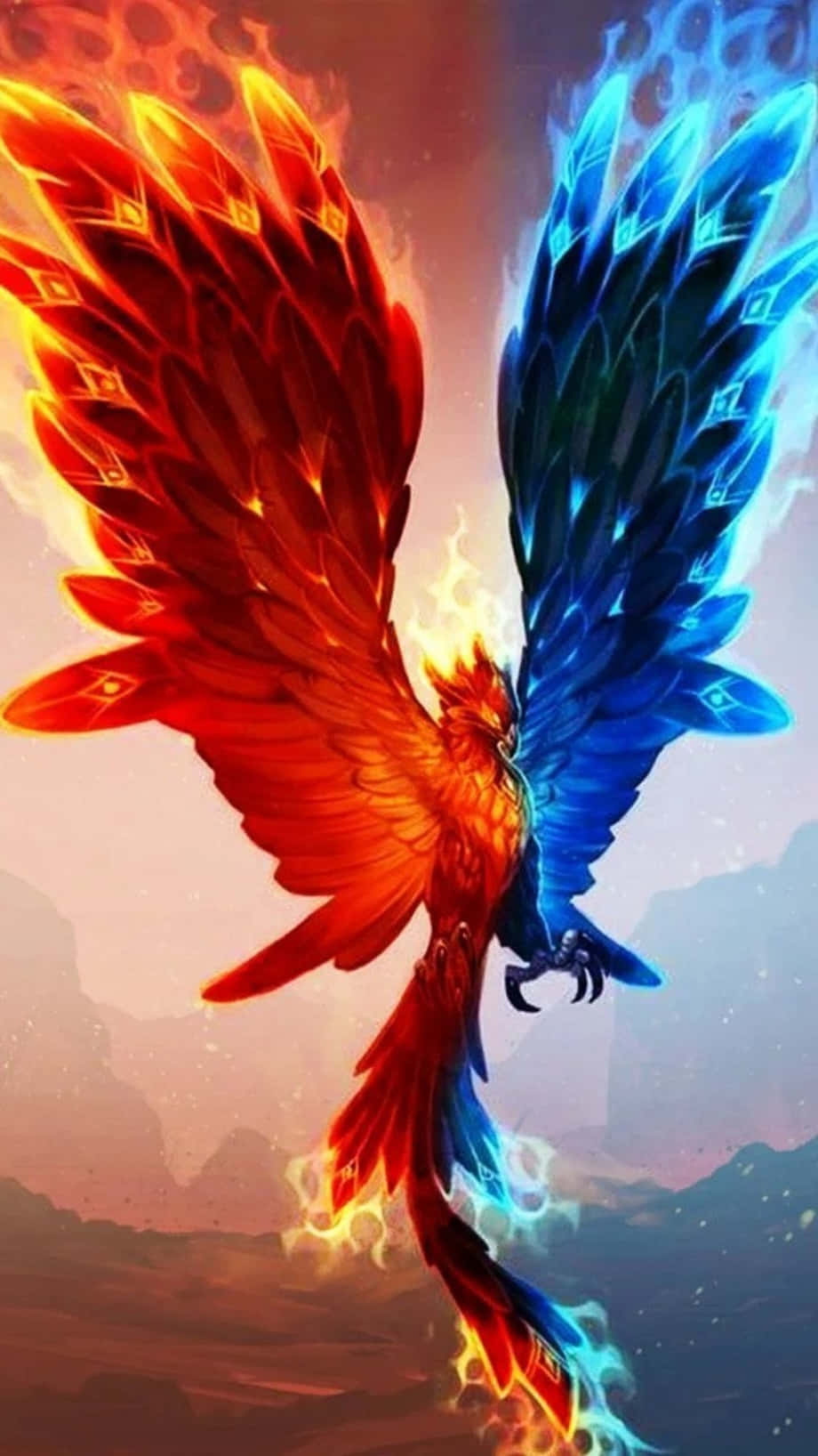 在鳳凰城亞利桑那州翱翔 壁紙 — 一隻雄偉的鳳凰，擁有火紅的翅膀和冰藍的翅膀，在崎嶇山脈上空的暮色天空中翱翔。