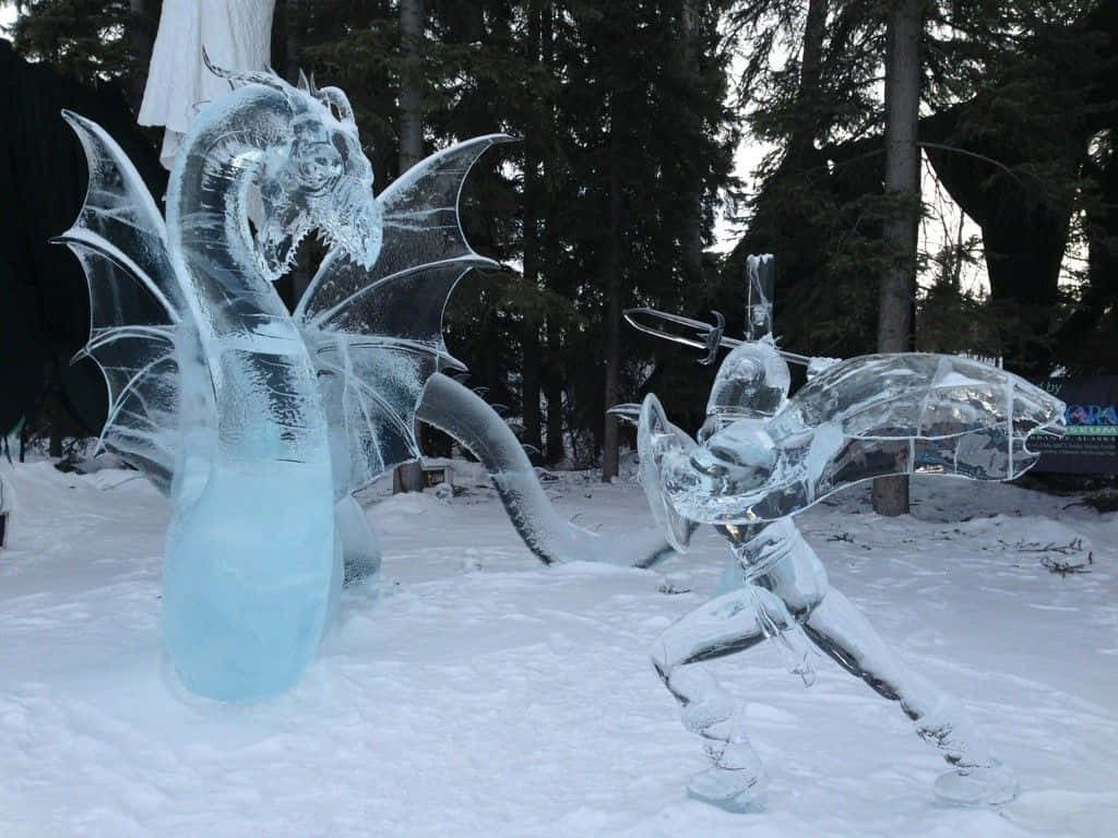 Ice Sculpture 桌布 壁紙 — 在黃昏時分的雪地森林中，一名身穿盔甲的冰凍騎士與一條冰製成的龍戰鬥。