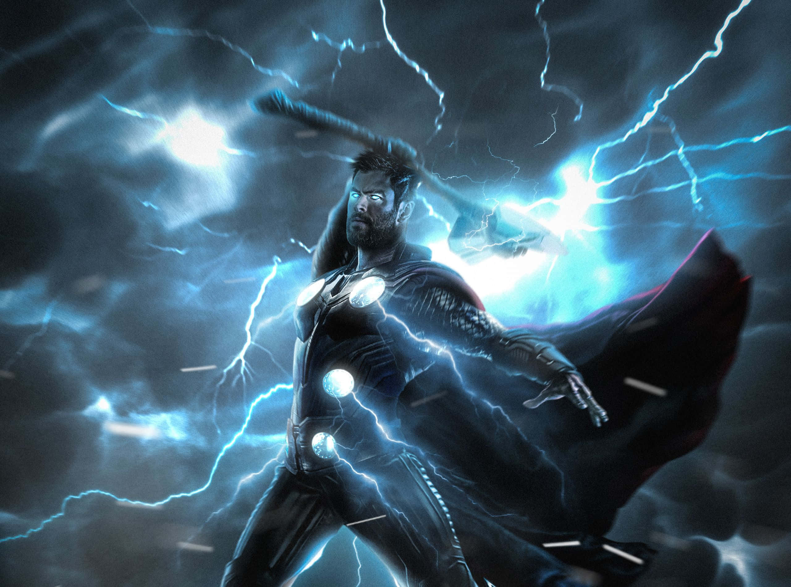 God Of Thunder 桌布 壁紙 — 在黑暗多雲的天空中，雷神索爾揮舞著他的錘子，周圍是噼啪作響的藍色閃電風暴。
