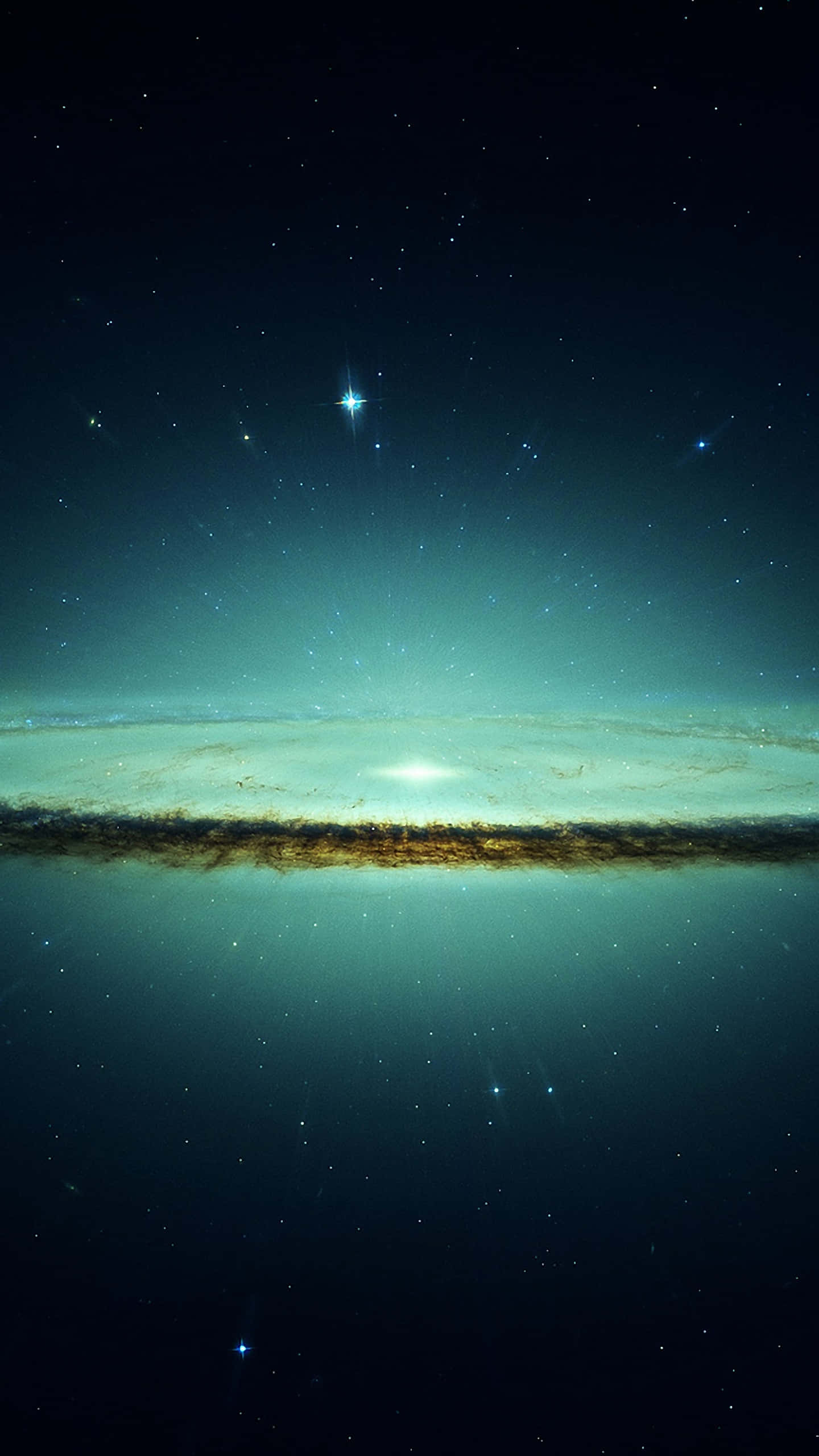 手機 桌布 壁紙 — 在黑暗宇宙天空下，一個螺旋星系散發著藍綠色和金色塵埃，映襯著星空的壯麗景象。