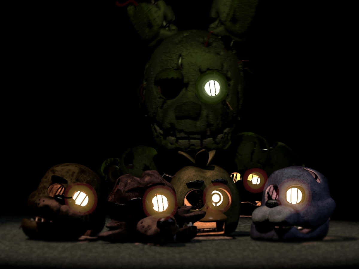 Springtrap 桌布 壁紙 — 在黑暗房間中，發光眼睛的電子動畫角色，帶有詭異的綠色和紫色燈光。