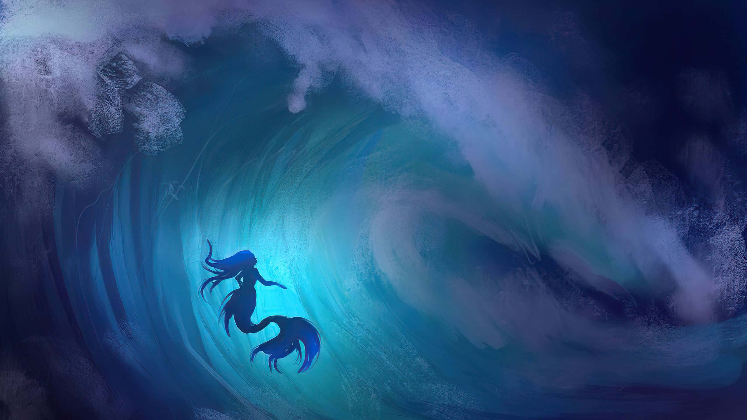 在黑暗海中發光的美人魚 壁紙 — 美人魚剪影在暴風雨的天空下，穿過深藍色和藍綠色的海洋漩渦滑行。