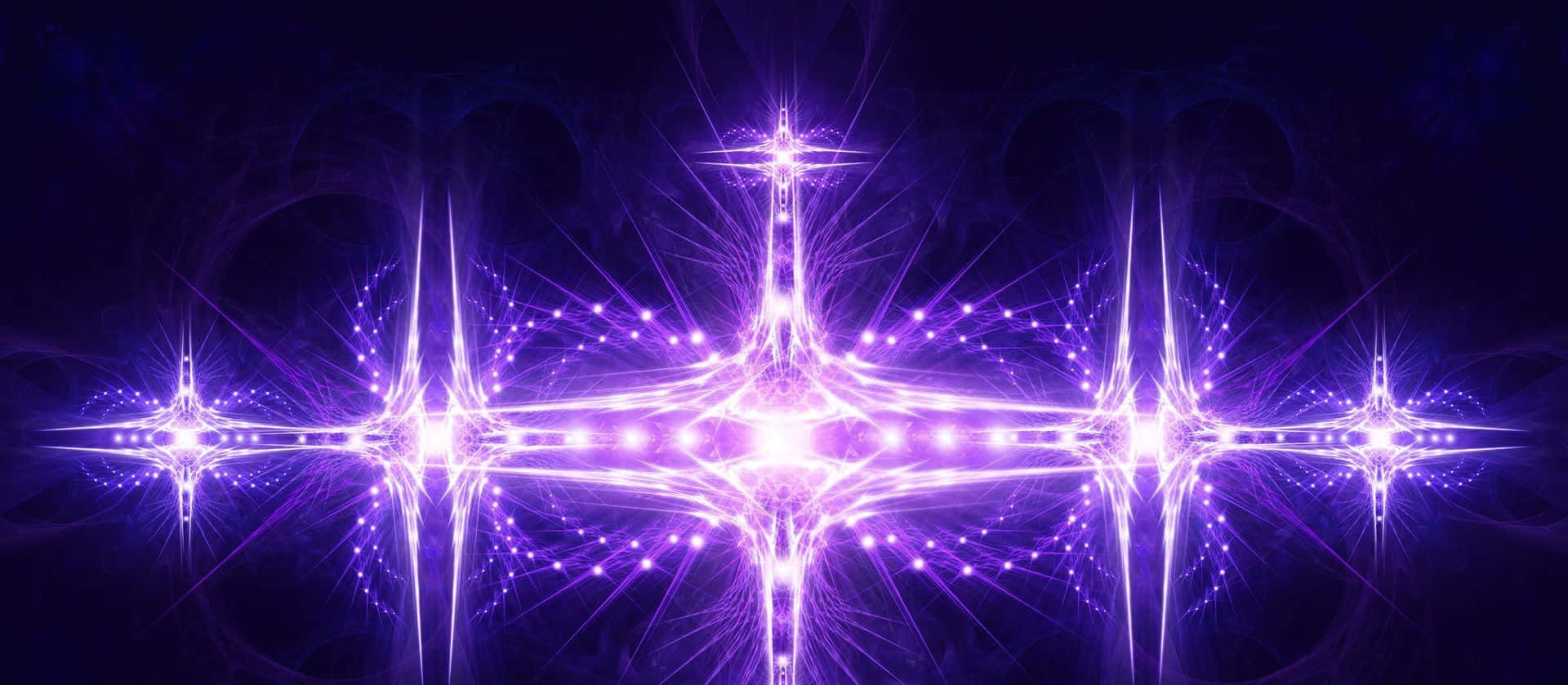 chakra 桌布 壁紙 — 在黑暗的宇宙背景下，帶有發光星爆和複雜光絲的輻射紫色分形圖案。