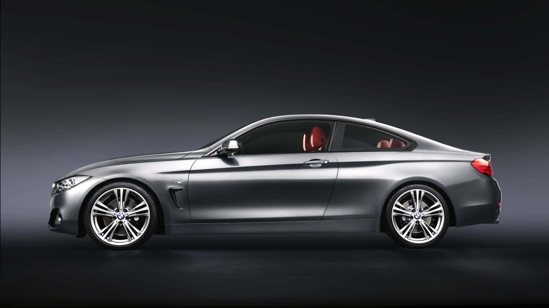 Bmw 4 Series 桌布 壁紙 — 在黑暗的攝影棚環境中展示的時尚銀色BMW雙門轎跑車，配備紅色內飾。