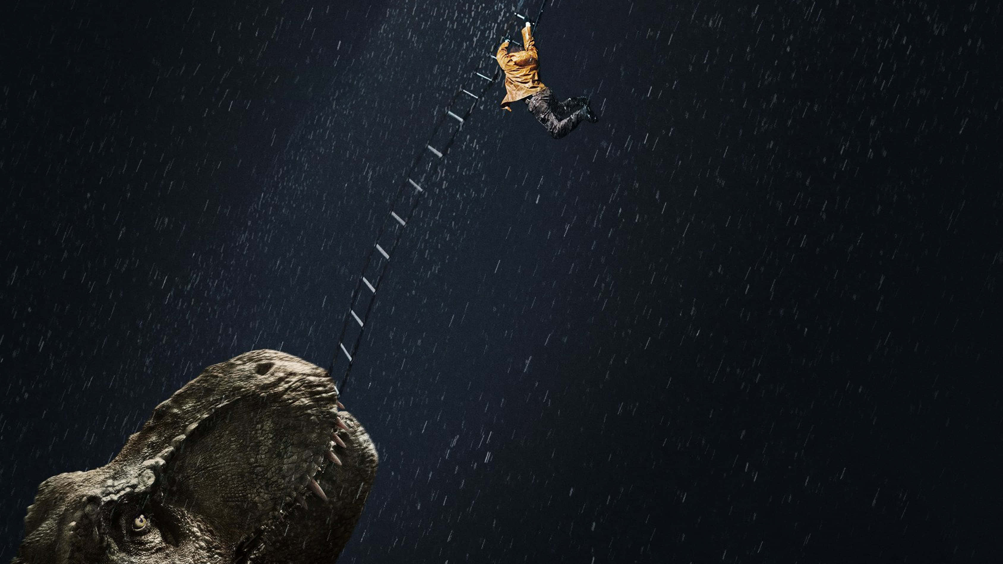 Jurassic World 桌布 壁紙 — 在黑暗的雨景中，一個人緊抓著懸掛在巨大暴龍頭上的梯子。