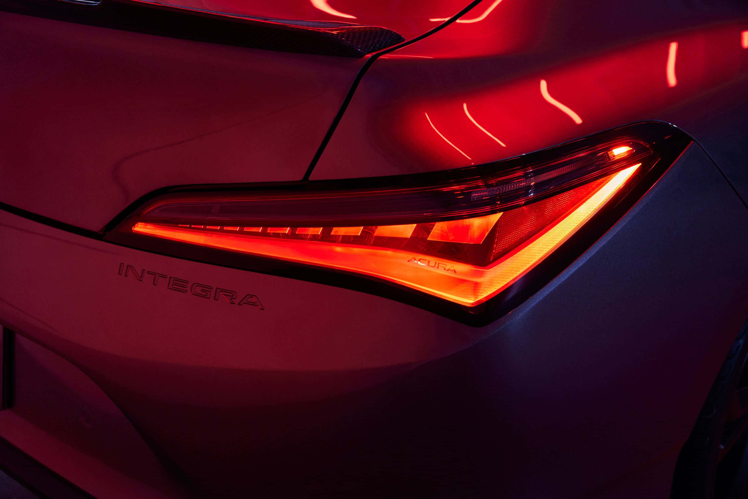Acura Integra 桌布 壁紙 — 在黑暗背景下，時尚的Acura Integra紅色發光尾燈的特寫。