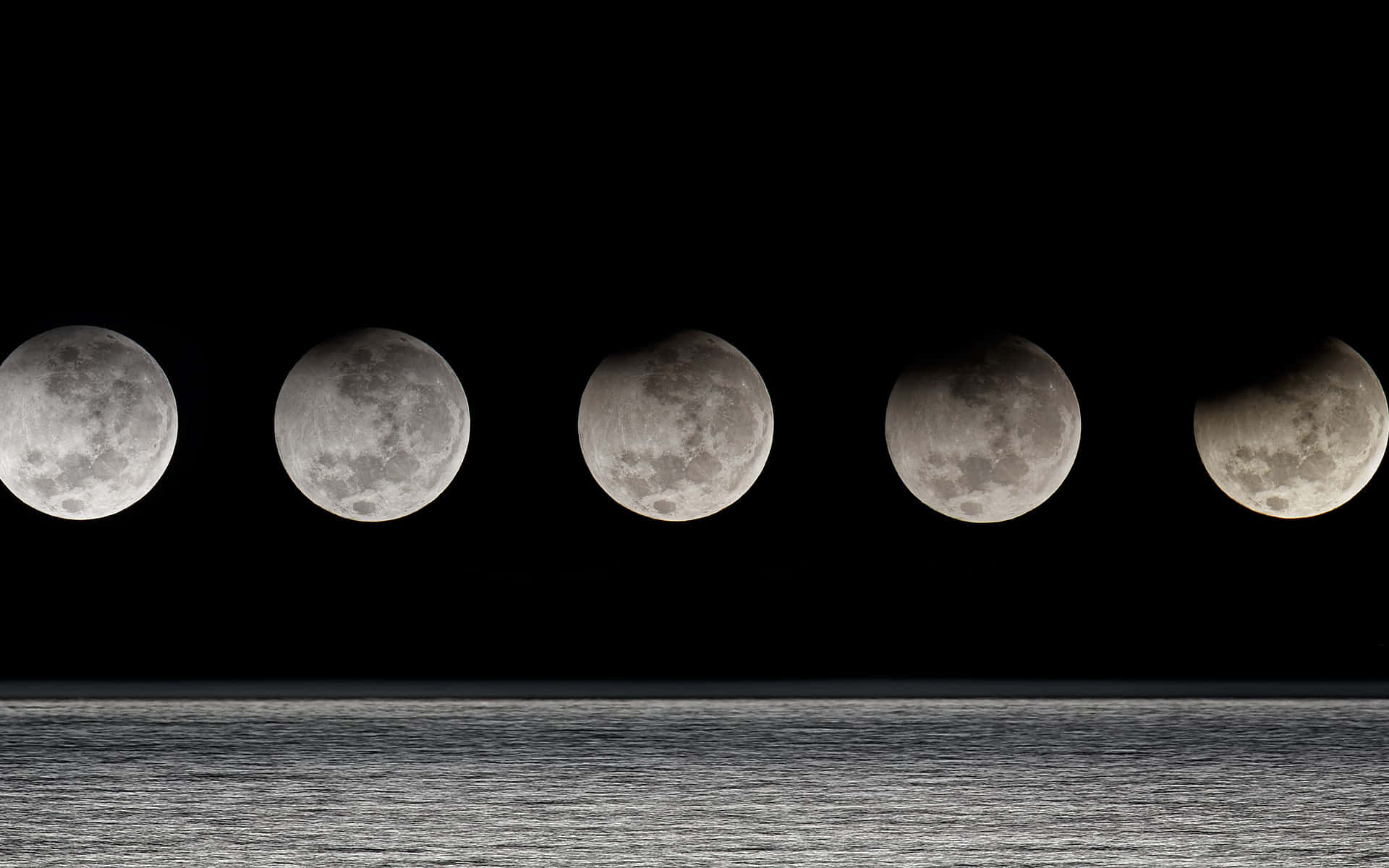 Moon Phases 桌布 壁紙 — 在黑色天空下，平靜的海洋上空依次捕捉到的月食的五個階段。