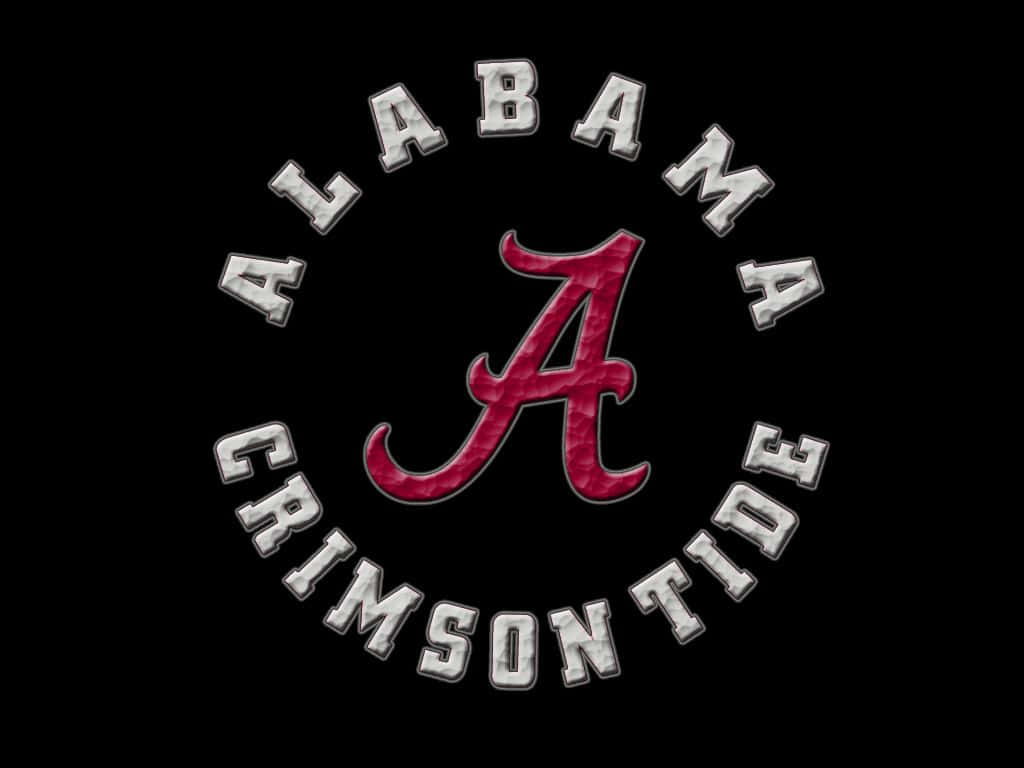 Go Crimson Tide！ 壁紙 — 在黑色背景上，由銀色塊狀字母拼出「ALABAMA CRIMSON TIDE」的醒目深紅色「A」標誌。