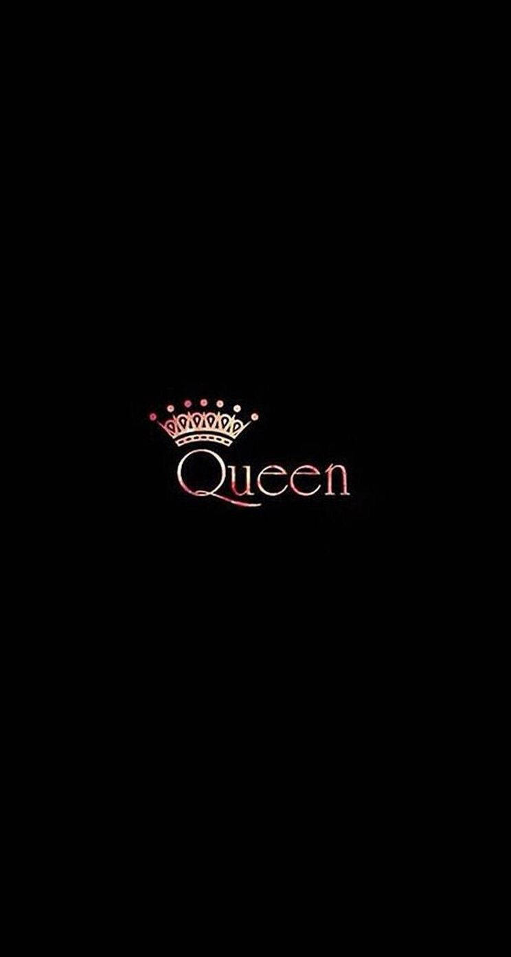 女王 桌布 壁紙 — 在黑色背景上，發光的粉紅色和金色皇冠位於Queen字樣上方。
