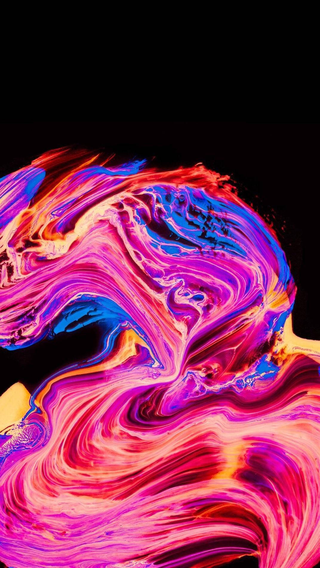 iPhone X Amoled 桌布 壁紙 — 在黑色背景上，霓虹粉紅、藍色和橙色的鮮豔旋轉抽象顏料。