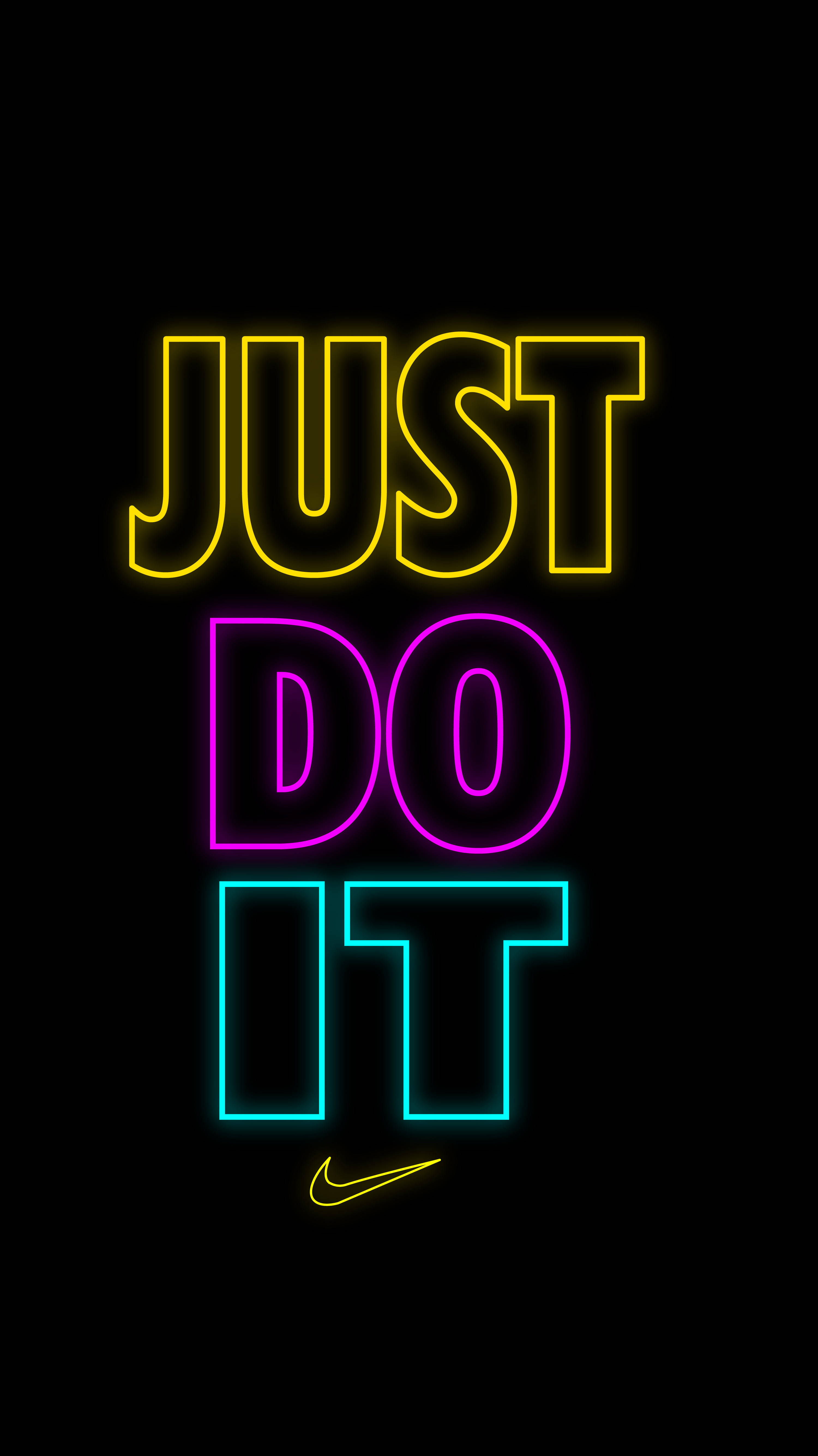 Nike 桌布 壁紙 — 在黑色背景上，黃色、紫色和青色的霓虹文字「JUST DO IT」發光，下方有一個細小的Nike剔號。