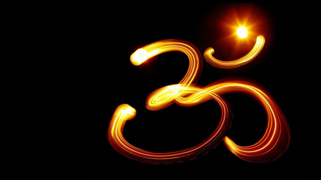 OM 桌布 壁紙 — 在黑色背景上以光軌繪製的發光金色Om符號，上方有燦爛的日出。