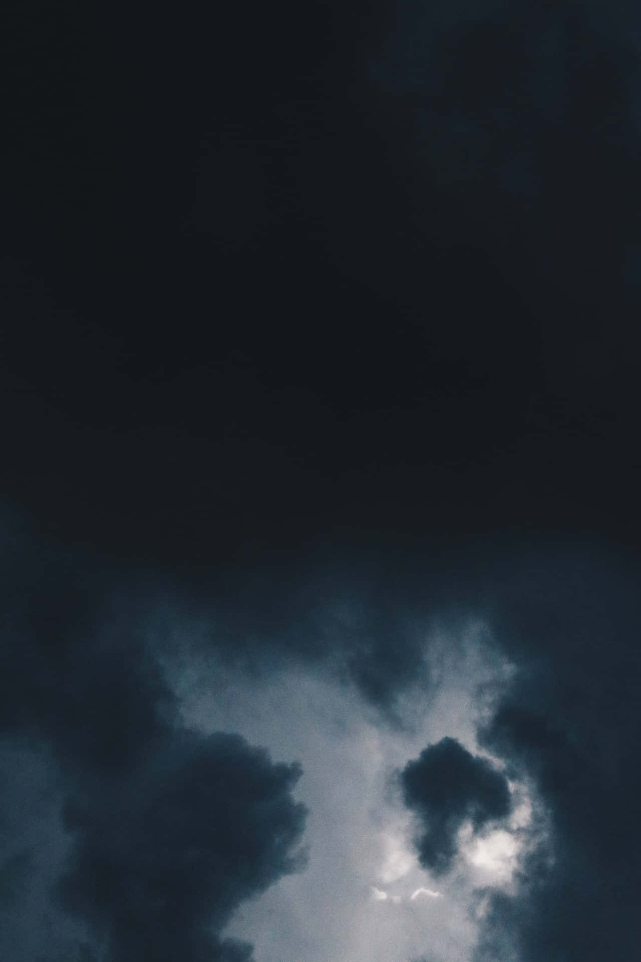 黑暗的暴風雲中有一道明亮的光線穿透