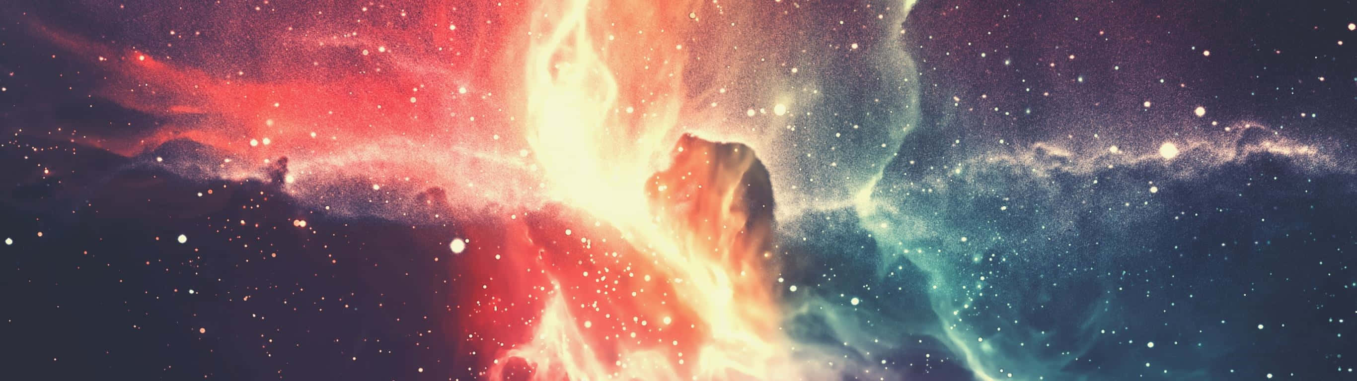 充滿活力的宇宙星雲，紅色和藍色的雲朵在星空中發光。