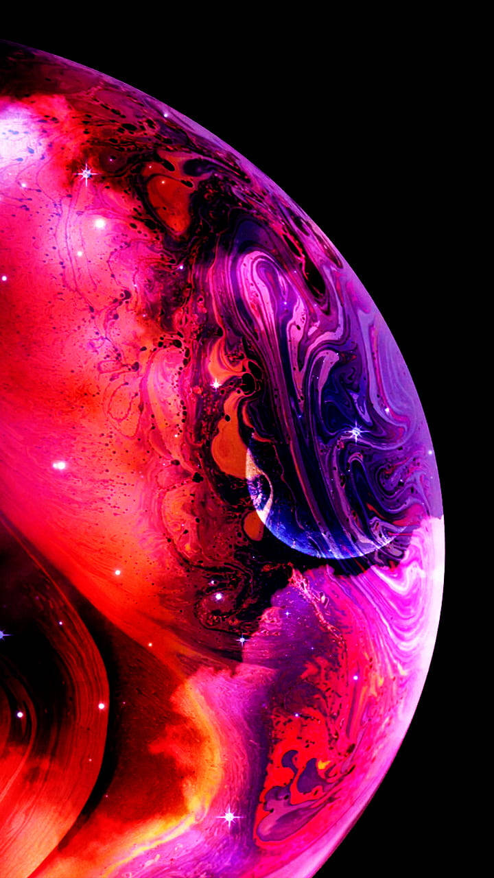 鮮豔的宇宙星雲，在佈滿星星的黑色背景上，有旋轉的粉紅色、紫色和橙色雲層。