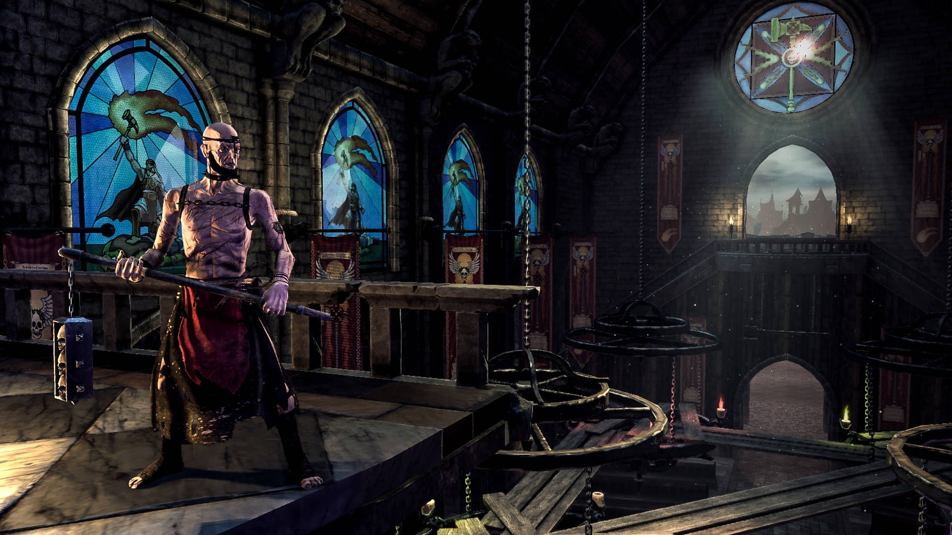 一位光頭戰士穿著紅色纏腰布，站在一座有彩繪玻璃窗和懸掛鏈條的哥德式大教堂中。