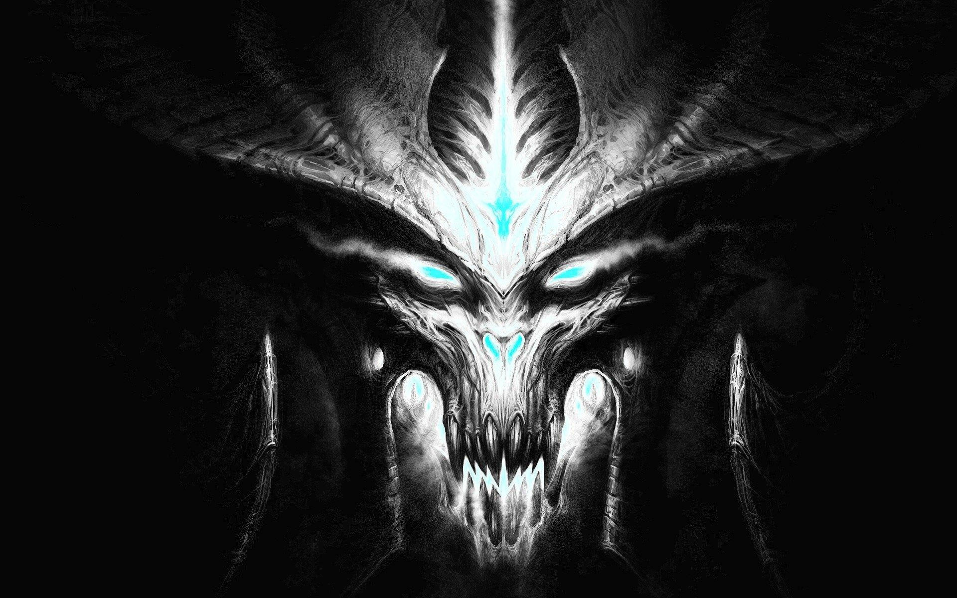 一個發光藍眼、尖牙的惡魔面孔，背景為黑色。