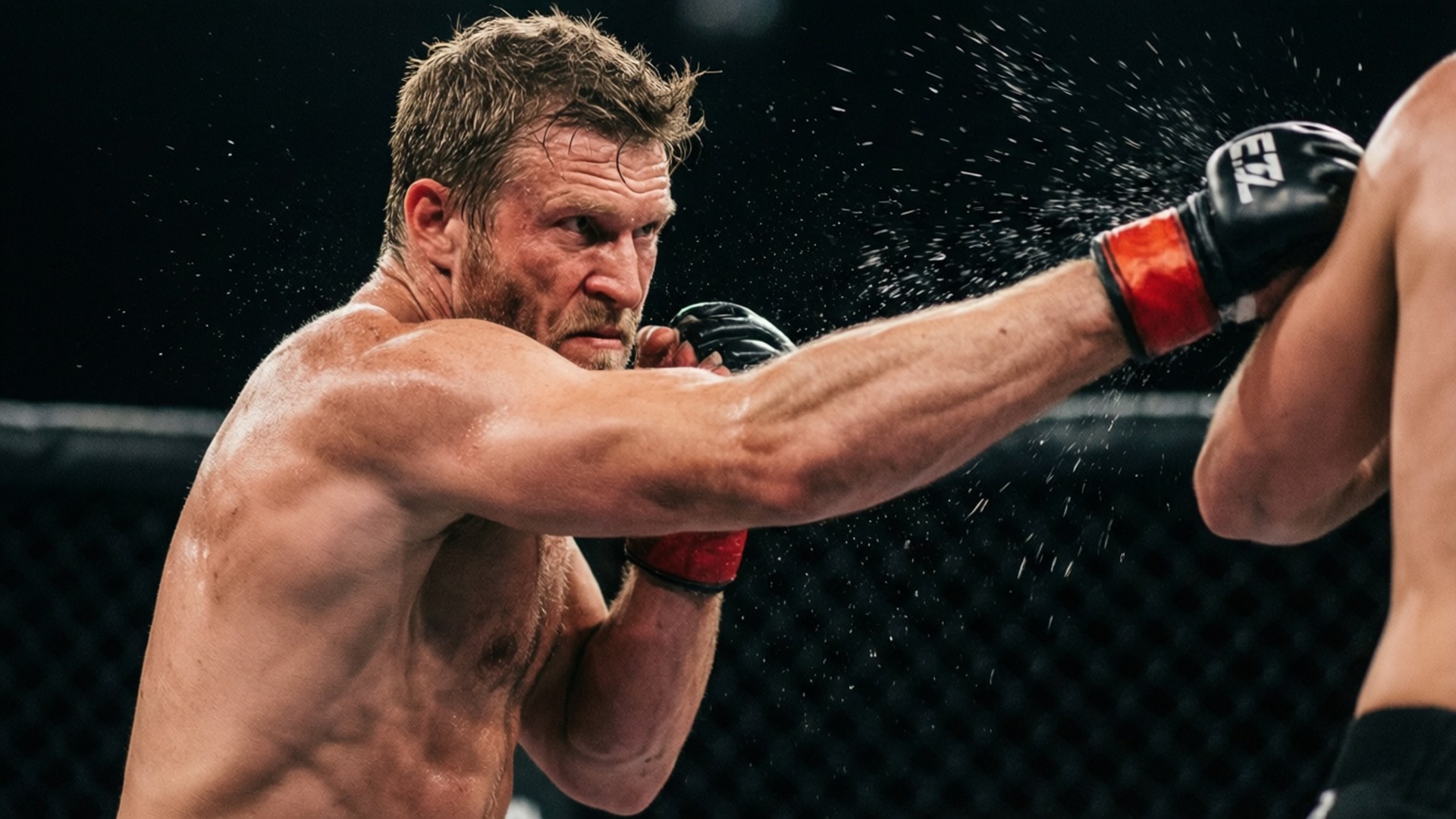 地獄男孩的勾拳 壁紙 — 一位肌肉發達的拳手在燈光昏暗的MMA籠中打出強力一拳，汗水在空中飛濺。