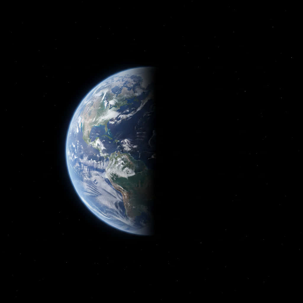 地球 壁紙 — 半邊照亮的地球顯示大陸、海洋和雲層，背景是繁星點點的黑色太空。