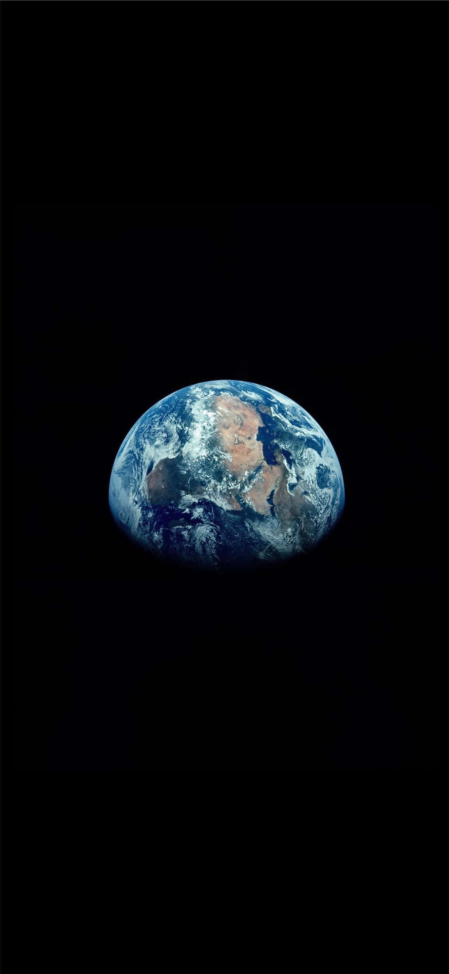 從太空看到的地球，藍色海洋和白色雲層映襯在黑色背景上。