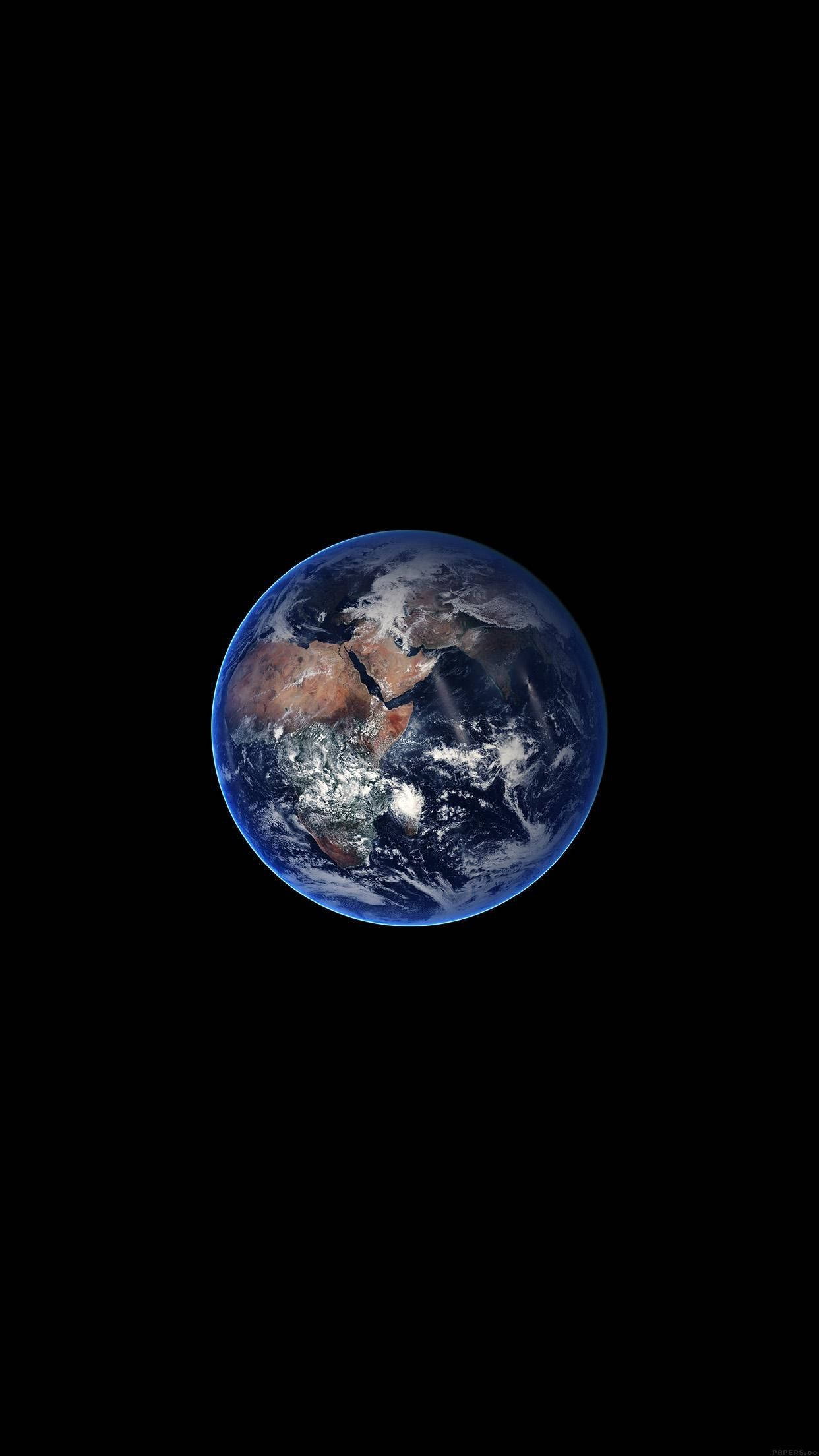 地球全貌 iPhone 6 壁紙 — 從太空俯瞰地球的壯麗景色，展現藍色海洋、棕色大陸和旋轉的白雲，襯托著太空的黑色虛空。