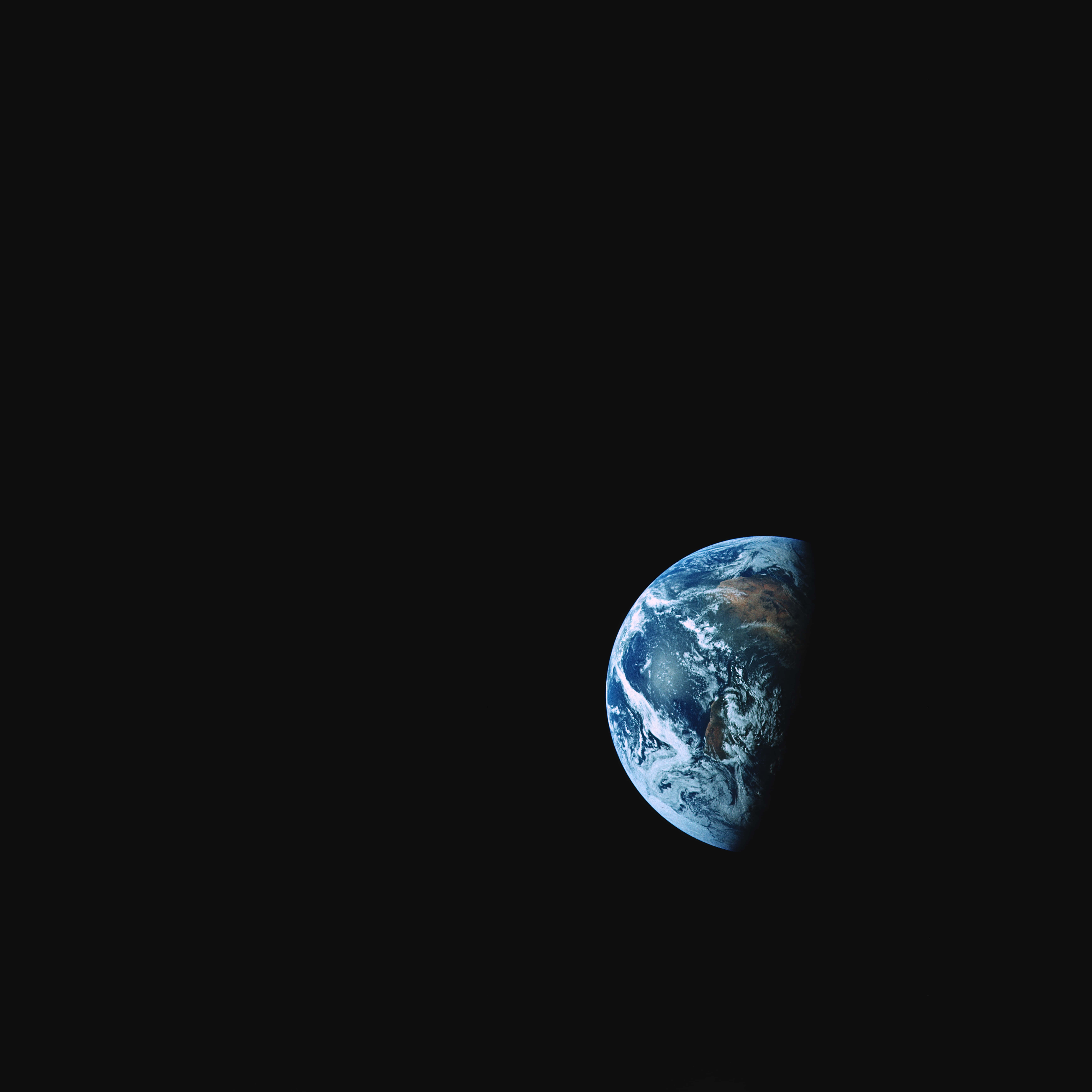 地球分區背景 壁紙 — 從太空看到地球的壯麗景色，藍色海洋、白色雲層和棕色陸地映襯著太空的黑色虛空。